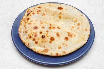 Pain indien au fromage (cheese naan) – spécialité de la cuisine indienne, photographie culinaire appétissante vue du dessus