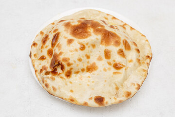 Pain indien au fromage (cheese naan) – spécialité de la cuisine indienne, photographie culinaire appétissante vue du dessus