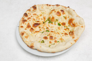 Garlic naan indien – pain indien traditionnel à l’ail, spécialité traditionnelle de la cuisine indienne, photographie culinaire vue du dessus
