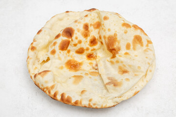 Pain indien au fromage (cheese naan) – spécialité de la cuisine indienne, photographie culinaire appétissante vue du dessus
