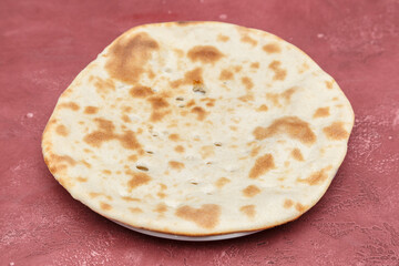 Pain indien au fromage (cheese naan) – spécialité de la cuisine indienne, photographie culinaire appétissante vue du dessus