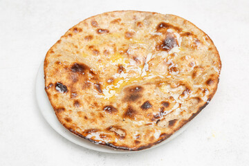 Paratha – pain plat indien cuit à la poêle, croustillant et beurré, cousin du naan