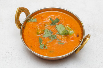 Poulet Bharta – plat indien à base de poulet effiloché mijoté dans une sauce épicée aux tomates et épices aromatiques. 