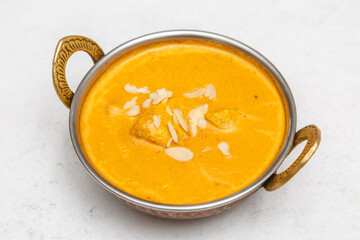 Poulet Shahi Korma – curry de poulet crémeux aux amandes et noix de cajou, symphonie d’épices de la cuisine indienne authentique. 
