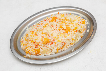 Riz Kashmiri – plat indien à base de riz basmati parfumé aux épices, fruits secs et fruits confits. Riz indien aux fruits secs. 