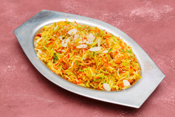 Riz Kashmiri – plat indien à base de riz basmati parfumé aux épices, fruits secs et fruits confits. Riz indien aux fruits secs. 