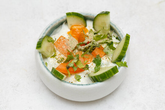 Raita &ndash; salade traditionnelle indienne &agrave; base de yaourt, concombre et &eacute;pices, accompagnement frais