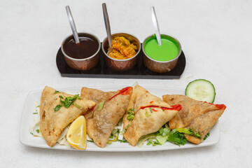 Samoussa indien – triangle de pâte frit farci, beignet salé typique de l’Asie centrale, photographie culinaire vue du dessus