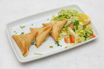 Samoussa indien – triangle de pâte frit farci, beignet salé typique de l’Asie centrale, photographie culinaire vue du dessus