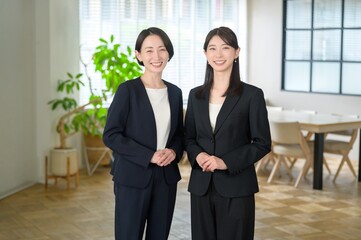 オフィスで受付をする日本人女性