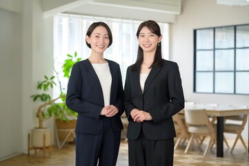 オフィスで受付をする日本人女性