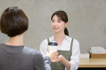 カフェで接客をする日本人の女性店員