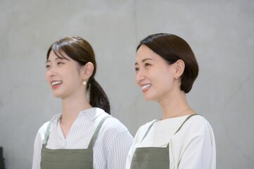 カフェで並んで笑顔の日本人女性