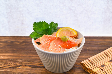 海鮮丼　サクラマス