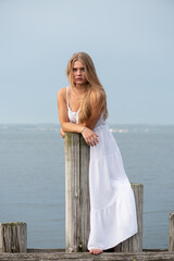Junge Frau am Meer