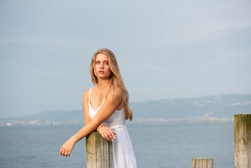 Junge Frau am Meer