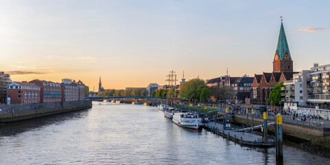Weser mit Martinianleger in Bremen in der Abendd&auml;mmerung