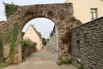 La porte cadre, ancienne porte de ville, village de Rochefort en Terre, département du Morbihan, Bretagne, France