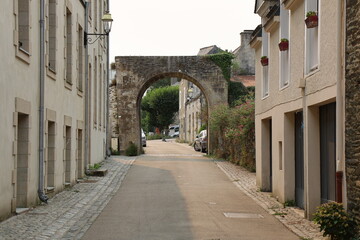 La porte cadre, ancienne porte de ville, village de Rochefort en Terre, département du Morbihan, Bretagne, France