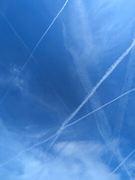 Trazos difusos en cielo azul que sugieren flujos de energ&iacute;a, tensiones invisibles y movimiento en equilibrio. Flujo energ&eacute;tico, l&iacute;neas din&aacute;micas, vibraci&oacute;n visual, copy space, espacio para texto.