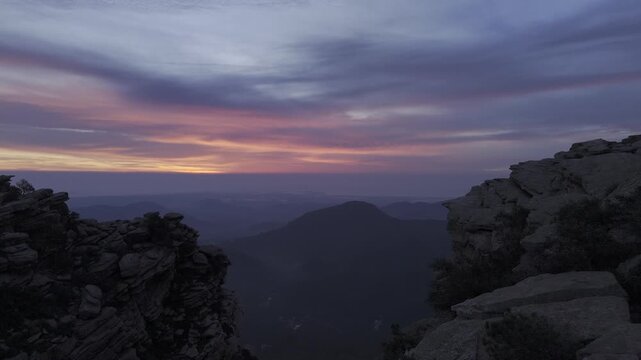 Espectacular amanecer en el mirador del Garb&iacute;, en la Sierra Calderona (Valencia) a vista de drone. 