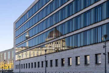 Fototapeta premium Berlin, Deutschland: Fernsehturm in der Spiegelung in einer Glasscheibe eines Gebäudes