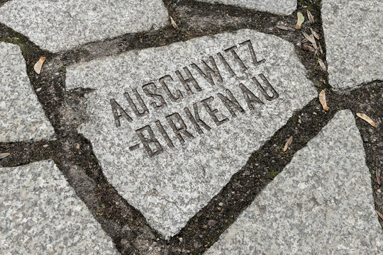 Deutschland, Berlin: Gedenkstein Auschwitz - Birkenau an einer Gedenkst&auml;tte f&uuml;r im Krieg verfolgte Roma und Sinti