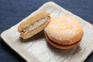 クリームを挟んだパンケーキ