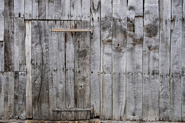 Holztür mit Metallbeschlägen in einer alten Holzscheune
