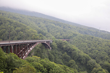 山に掛かる巨大な橋