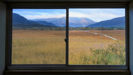 秋の尾瀬、草モミジの紅葉に包まれた尾瀬ヶ原と尾瀬沼トレッキング、群馬県,日本