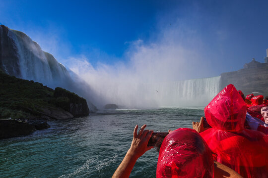 people looking to nigara falls from river