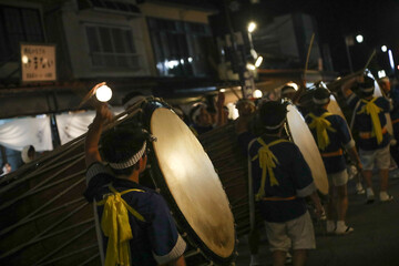 大きな和太鼓の演奏