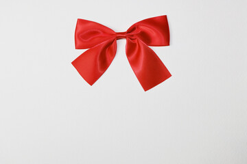 白い紙と赤いリボン