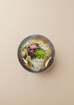 국수, 멸치국수, 잔치국수, 고명, 간식, 한국 음식, 탑뷰, 식당, 오일장, 전통음식, 면, 면류, 시장, 끼니