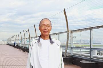 旅行のシニア男性