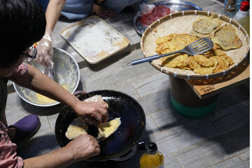 분주한 명절 부침개 음식 준비