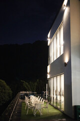 밤의 카페 테라스