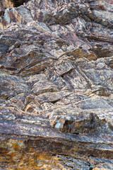 硬くて鋭い岩肌