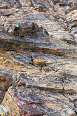 硬くて鋭い岩肌