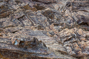 硬くて鋭い岩肌