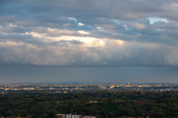 曇り空と遠くの街を見下ろす