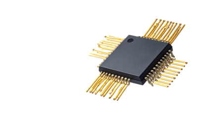 精密な金属端子が輝くマイクロ回路チップ｜背景なし・透過PNG・コピースペース