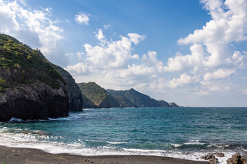 日本海に面した山口県青海島の海岸線と山々