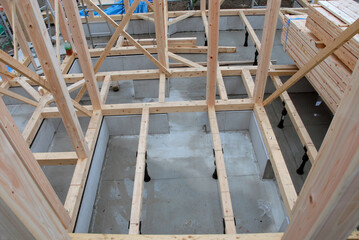 建築現場に設置された新築一戸建ての工事現場