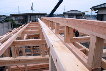 建築現場に設置された新築一戸建ての工事現場