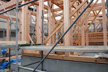 建築現場に設置された新築一戸建ての工事現場