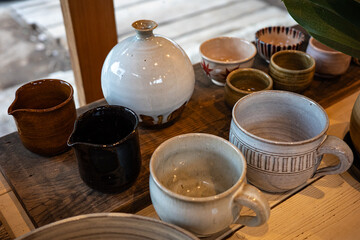 手づくりの陶器が並ぶ