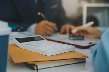 Insurance officers hand over the car keys after the tenant. have signed an auto insurance document or a lease or agreement document Buying or selling a new or used car with a car