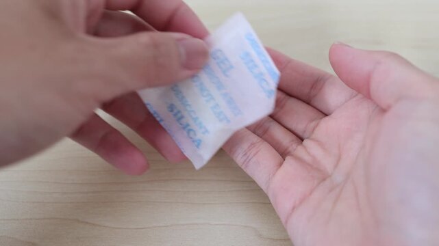 袋に入ったシリカゲル乾燥剤のクローズアップ。